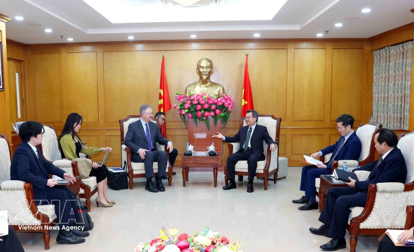 Vietnamese Party official hosts leader of US-based The Asia Group